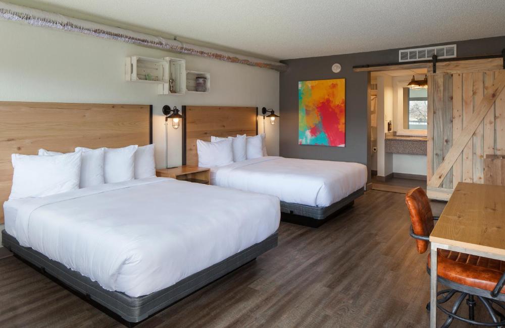 Queen Room with Two Queen Beds with Exterior Entry - No View interior